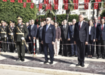 Başkan Zeydan Karalar, Yeşiloba Şehitliği Müzesi’ni Gençlerle Birlikte Ziyaret Etti