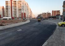 Adana Büyükşehir Belediyesi havaların yağışsız geçmesinden de yararlanarak asfalt hamlesine kentin birçok noktasında devam ediyor.