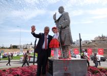 29 Ekim Cumhuriyet Bayramı’nda Atatürk Anıtı Açıldı