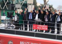 On Binlerce Adanalı CHP İl Binası Önünde Zeydan Karalar’la Hasret Giderdi