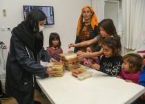 Tarlalarda çadırları yağıştan etkilenen mevsimlik tarım işçilerine Büyükşehir destek oldu.