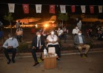 Seyhan Nehri’nde gondol üzerinde film izleyen Adanalılar çok keyifli