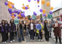 Kadınlar Şiddetsiz Bir Dünya İçin Fidan Dikti, Mor ve Turuncu Balonları Gökyüzüne Bıraktı