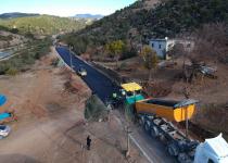 Güneş yüzünü gösterdiğinde, Adana'da yollar asfaltla buluşuyor