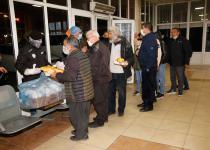 Otogarda kalan evsizlere yemek desteği