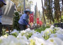 Bu dünyadan göçüp gitmiş annelerin mezarlarına Büyükşehir’den çiçek