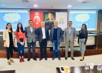 Çocuklara geleceğin dilini öğretmek için eğitim alıyorlar