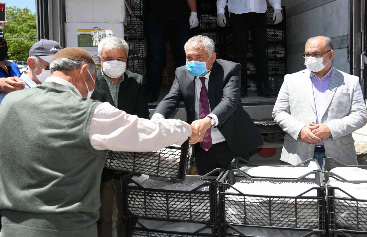 Çiftçiler Günü’nde üreticiye 600 bin çilek fidesi dağıtıldı